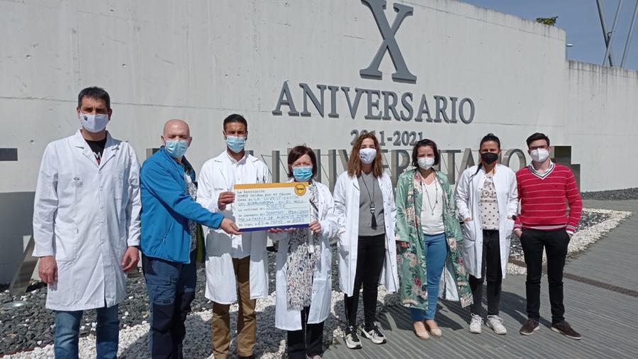 Somos Unidos polo Cancro entrega un cheque coa doazón da familia de Alberto Otero a investigadores do HULA e da USC Somos Unidos polo Cancro entrega un cheque coa doazón da familia de Alberto Otero a investigadores do HULA e da USC
