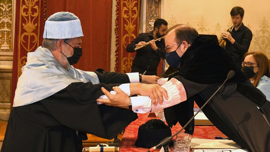 O historiador Fernando J. Devoto incorporouse este mércores ao claustro de doutores honoris causa da USC. FOTO: Santi Alvite O historiador Fernando J. Devoto incorporouse este mércores ao claustro de doutores honoris causa da USC. FOTO: Santi Alvite