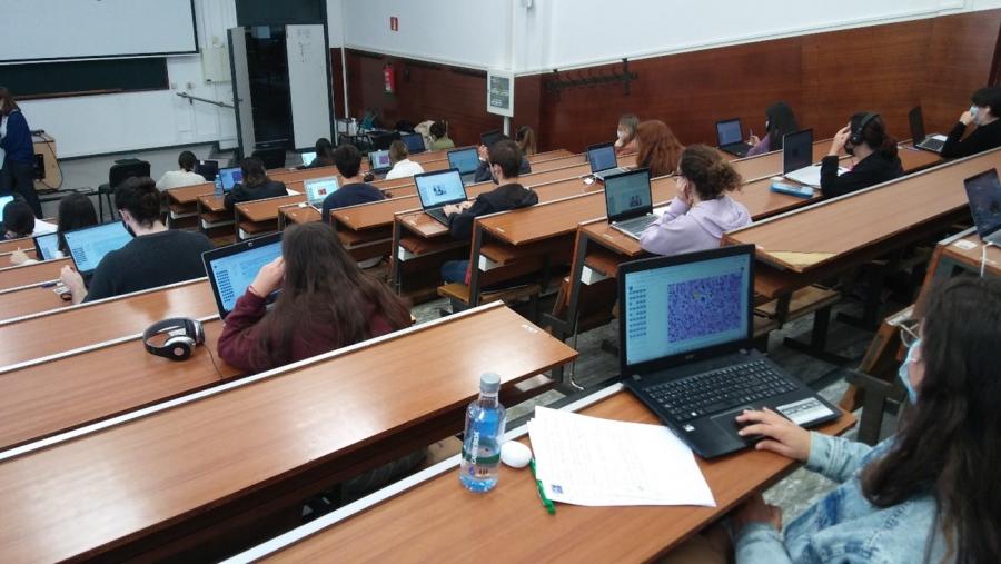 Os alumnos enfróntanse nesta proba a casos clínicos reais representados por actores ou mediante a utilización de simuladores de pacientes Os alumnos enfróntanse nesta proba a casos clínicos reais representados por actores ou mediante a utilización de simuladores de pacientes