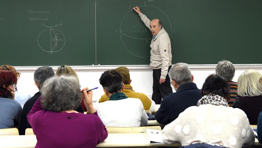 O IV Ciclo inclúe na súa programación docente diversas disciplinas temáticas (imaxe de arquivo). Foto: Santi Alvite Clase de Astronomía do IV Ciclo