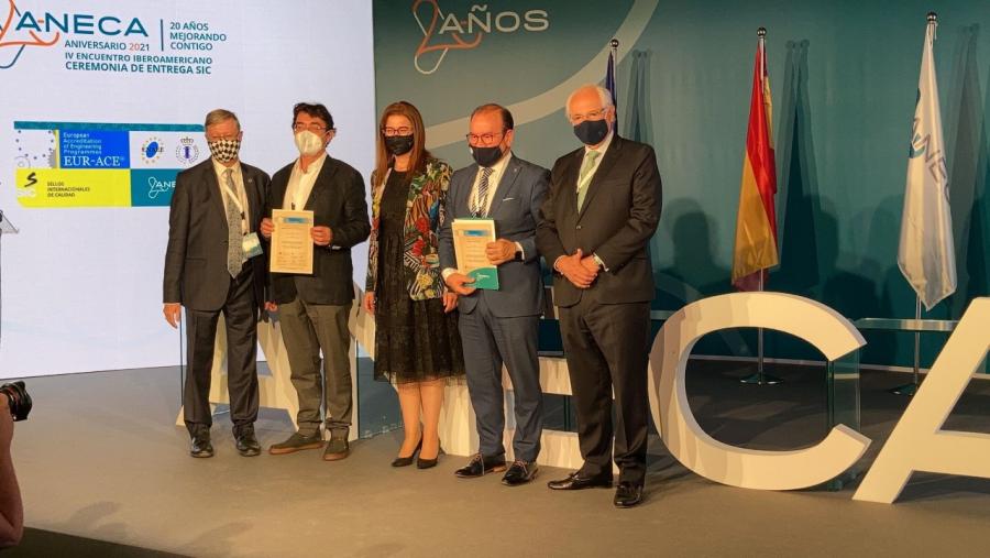 O reitor Antonio López, segundo pola dereita, e o tamén catedrático da USC Santiago Pereira, segundo pola esquerda, amosan os diplomas acreditativos O reitor Antonio López, segundo pola dereita, e o tamén catedrático da USC Santiago Pereira, segundo pola esquerda, amosan os diplomas acreditativos