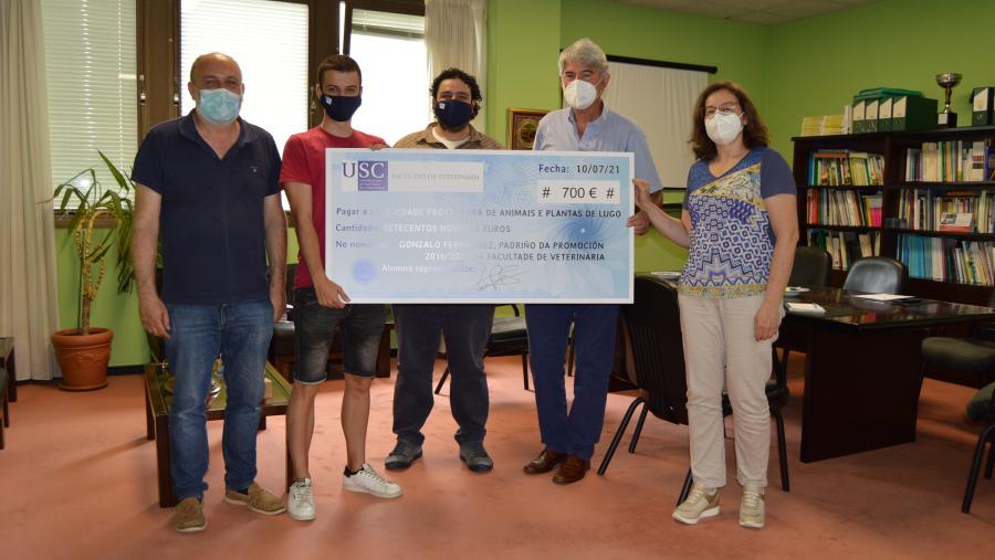 De esquerda a dereita, Gonzalo Fernández, Andrián Gonzalo, Pablo Díaz, Juan Alberto Losada e Elena Guinarte, na Facultade de Veterinaria de Lugo