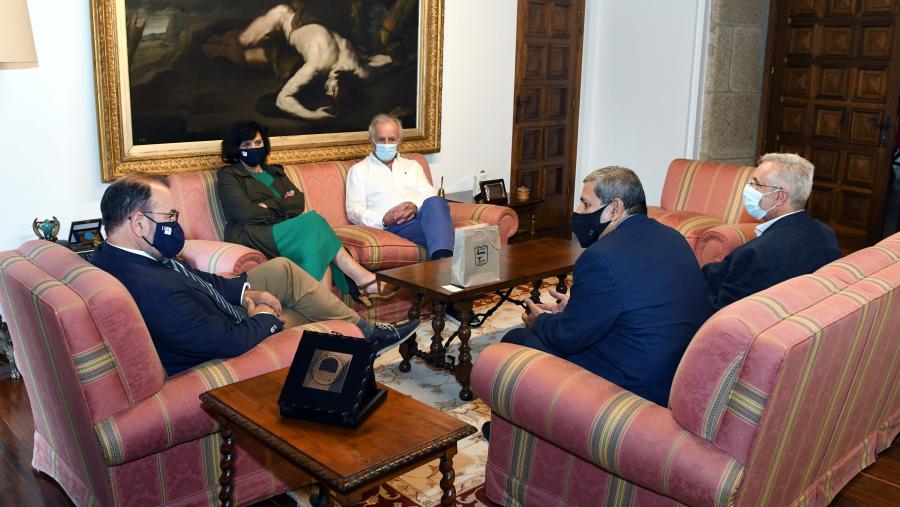 Antonio López recibe ao reitor da Unacifor, Emilio Esbeih, no seu despacho de San Xerome Antonio López recibe ao reitor da Unacifor, Emilio Esbeih, no seu despacho de San Xerome