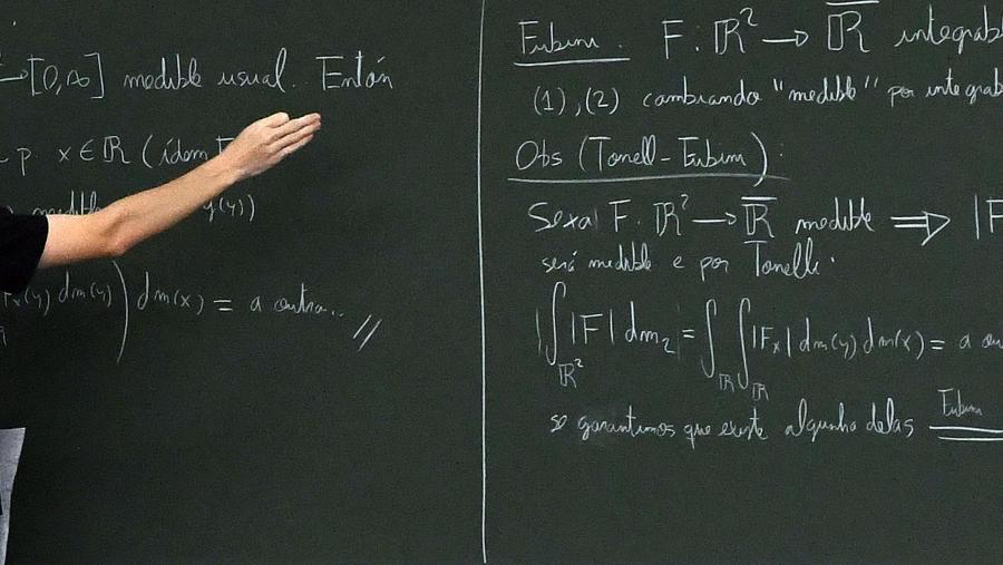 O obxectivo deste instituto é promover a transferencia de tecnoloxía matemática a partir do coñecemento desenvolvido nas universidades Detalle dunha man escribindo nunha pizarra