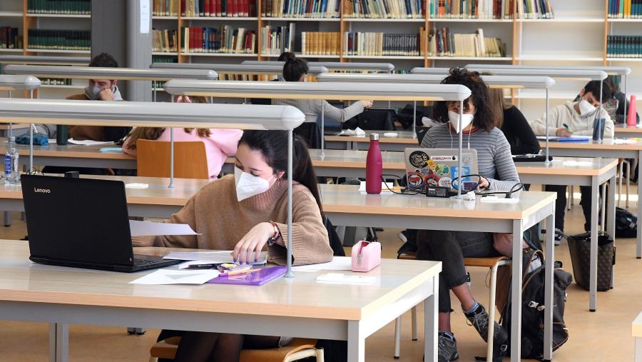 As persoas premiadas recibirán unha contribución en metálico de 3.500 euros e un diploma acreditativo desta distinción. Imaxe de arquivo dunha biblioteca da USC. FOTO: Santi Alvite As persoas premiadas recibirán unha contribución en metálico de 3.500 euros e un diploma acreditativo desta distinción. Imaxe de arquivo dunha biblioteca da USC. FOTO: Santi Alvite