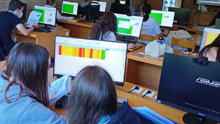 Alumnado de secundaria nun obradoiro Alumnado de secundaria nun obradoiro
