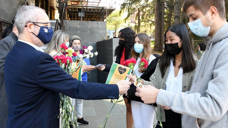 Víctor Arce participou na entrega simbólica de flores á cidadanía. FOTO: Santi Alvite Víctor Arce participou na entrega simbólica de flores á cidadanía. FOTO: Santi Alvite