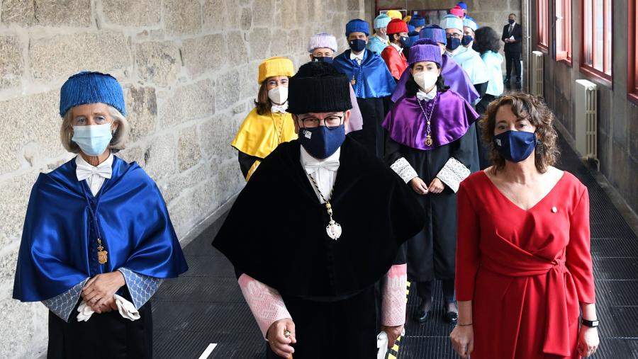 O reitor xunto á profesora Estévez Toranzo (esquerda) e xunto á secretaria xeral Dulce García Mella (dereita). FOTO: Santi Alvite O reitor xunto á profesora Estévez Toranzo (esquerda) e xunto á secretaria xeral Dulce García Mella (dereita). FOTO: Santi Alvite