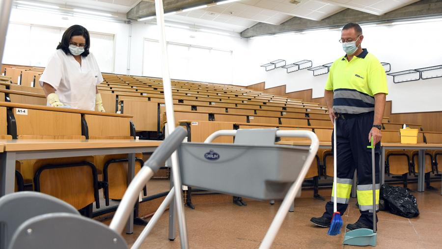 Traballadores do Servizo de Limpeza desenvolvendo a súa actividade nunha aula da USC. FOTO: Santi Alvite Traballadores do Servizo de Limpeza desenvolvendo a súa actividade nunha aula da USC. FOTO: Santi Alvite