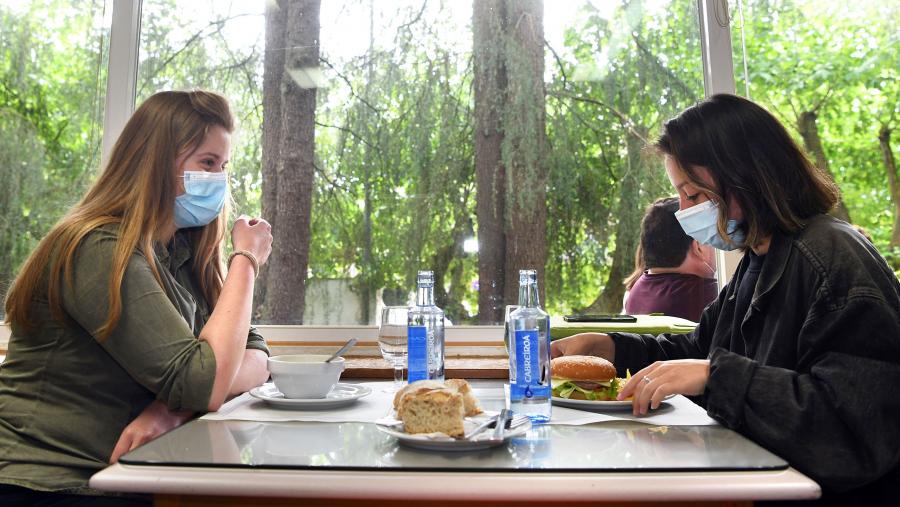 Outra das convocatoria ten por obxecto sufragar parcialmente os gastos de alimentación. FOTO: Santi Alvite Comedor USC