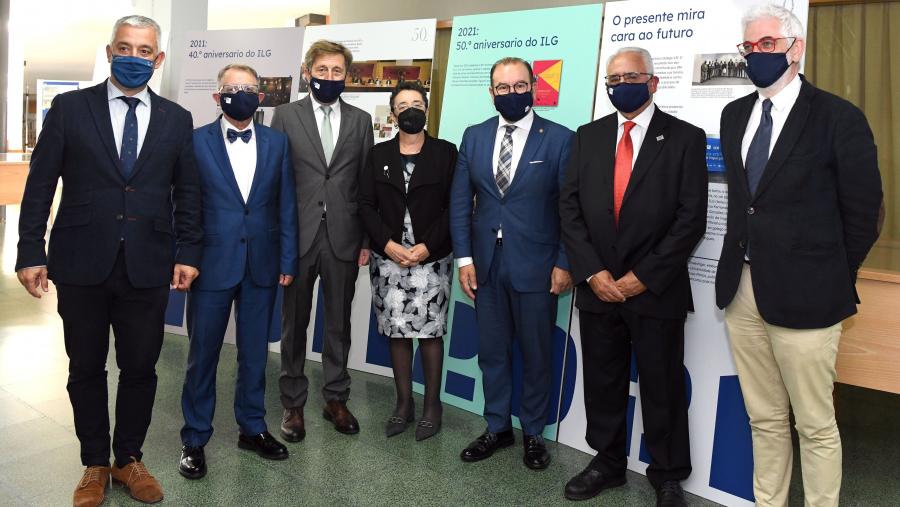 De esquerda a dereita, Valentín García, Manuel González, Xosé Luís Regueira, Rosario Álvarez, Antonio López, Francisco Fernández e Elías J. Feijó. FOTO: Santi Alvite De esquerda a dereita, Valentín García, Manuel González, Xosé Luís Regueira, Rosario Álvarez, Antonio López, Francisco Fernández e Elías J. Feijó