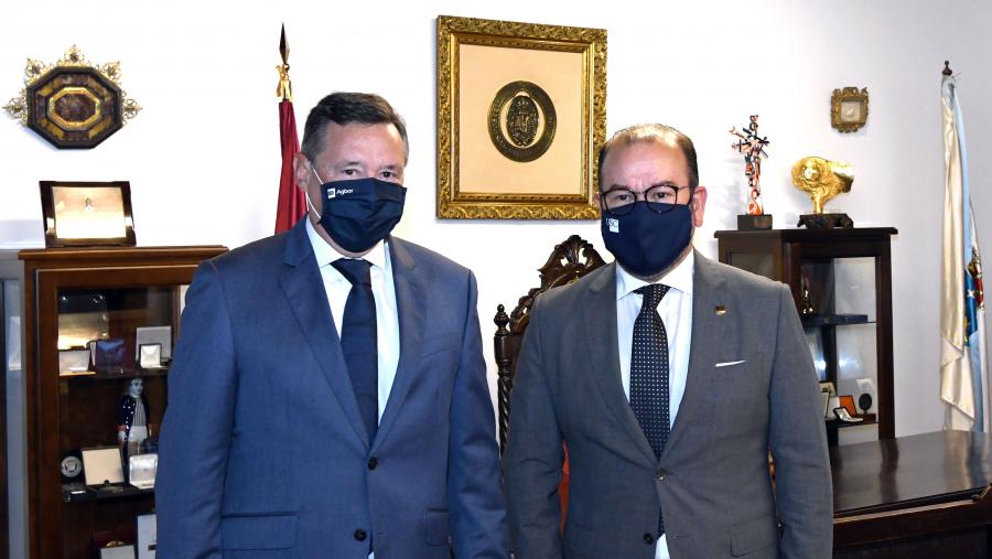 O reitor Antonio López (dereita) e Ángel Simón, presidente de Agbar, matriz á que pertence Viaqua (esquerda) 