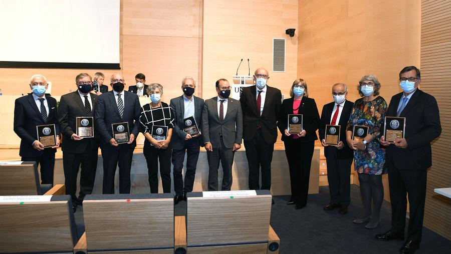 Foto de familia das persoas que tomaron parte no acto. FOTO: Santi Alvite Festividade patrón de Medicina