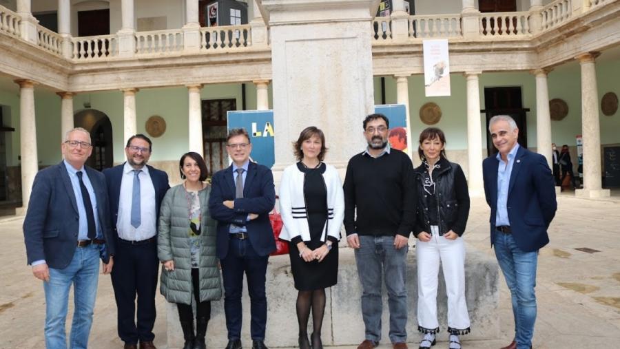 Juan Blanco, primeiro pola esquerda, é o responsable do Servizo de Publicacións e Intercambio científico da USC Juan Blanco, primeiro pola esquerda, é o responsable do Servizo de Publicacións e Intercambio científico da USC