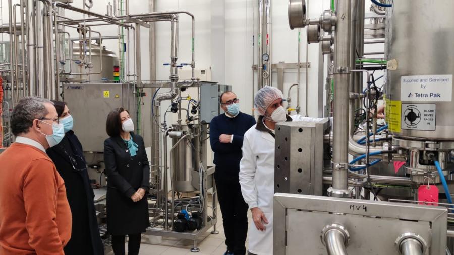 Elvira López Mosquera, no centro co reitor e vicerreitores da UTAd, na Aula de Produtos Lácteos da USC Elvira López Mosquera, no centro co reitor e vicerreitores da UTAd, na Aula de Produtos Lácteos da USC