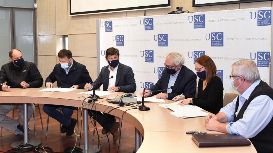 Por parte da USC, asinaron o documento o vicerreitor de Profesorado Ernesto González Seoane, e o xerente, Javier Ferreira; e pola representación sindical Pilar Expósito Díaz (CSIF); Xosé Carlos Macía Arce (CIG-Ensino); José A. Rodríguez Añón (CCOO); e Benjamín Rey Sanjurjo (UGT). FOTO: Santi Alvite Por parte da USC, asinaron o documento o vicerreitor de Profesorado Ernesto González Seoane, e o xerente, Javier Ferreira; e pola representación sindical Pilar Expósito Díaz (CSIF); Xosé Carlos Macía Arce (CIG-Ensino); José A. Rodríguez Añón (CCOO); e Benjamín Rey Sanjurjo (UGT). FOTO: Santi Alvite