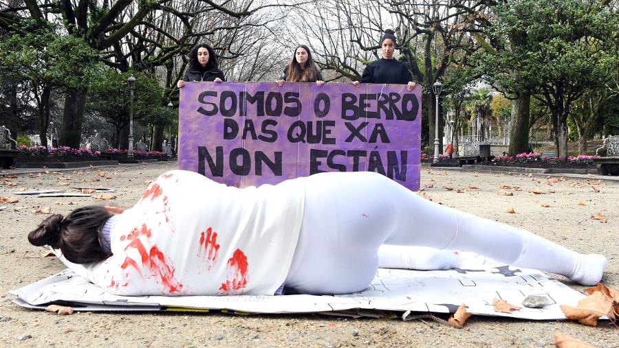 Intervención na rúa de alumnado de Ciencias da Educación co gallo do Día Internacional da Eliminación da Violencia contra as Mulleres. FOTO: Santi Alvite Intervención na rúa de alumnado de Ciencias da Educación co gallo do Día Internacional da Eliminación da Violencia contra as Mulleres. FOTO: Santi Alvite
