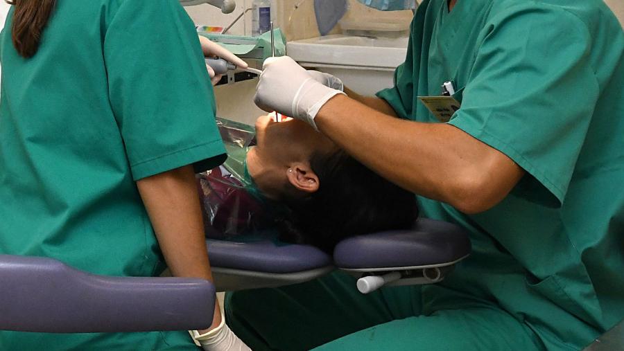 “A boa saúde dental mellorará a capacidade de comer ou falar, a autoestima e as relacións sociais, favorecendo a integración e a inserción social e laboral”, sinalan dende ambas as dúas institucións. FOTO: Santi Alvite “A boa saúde dental mellorará a capacidade de comer ou falar, a autoestima e as relacións sociais, favorecendo a integración e a inserción social e laboral”, sinalan dende ambas as dúas institucións. FOTO: Santi Alvite