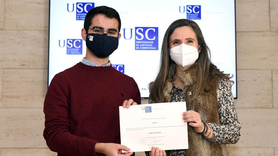 Andrés Vázquez e Cecilia Sierra no acto de entrega do diploma. FOTO: Santi Alvite Andrés Vázquez e Cecilia Sierra