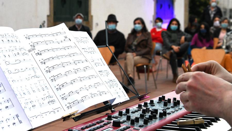 Ambas as dúas institucións renovan outro ano máis a súa colaboración para levar a cabo diversos programas e actividades cos que se busca “contribuír a descubrir talento novo". FOTO: Santi Alvite Ambas as dúas institucións renovan outro ano máis a súa colaboración para levar a cabo diversos programas e actividades cos que se busca “contribuír a descubrir talento novo". FOTO: Santi Alvite