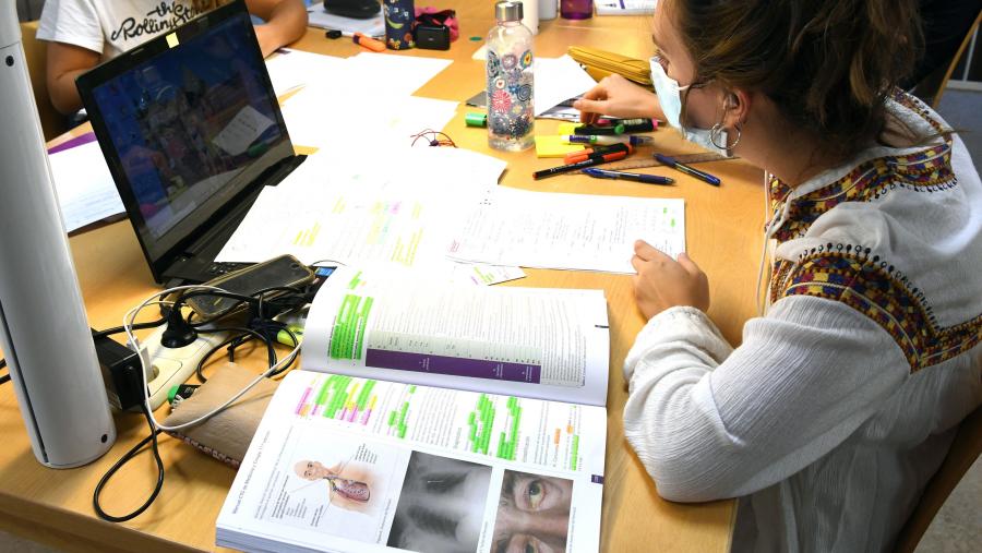 Do 23 de decembro de 2021 ao 2 de xaneiro de 2022, o horario será o establecido pola USC nese período: de luns a venres de 9:00 a 20:30 e nas fins de semana de 10.00 a 19.30 horas. FOTO: Santi Alvite Do 23 de decembro de 2021 ao 2 de xaneiro de 2022, o horario será o establecido pola USC nese período: de luns a venres de 9:00 a 20:30 e nas fins de semana de 10.00 a 19.30 horas. FOTO: Santi Alvite