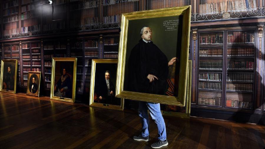 A antiga biblioteca evócase no denominado Salón Artesoado, cos 22 retratos que a adornaban orixinalmente no ano 1882. FOTO: Santi Alvite A antiga biblioteca evócase no denominado Salón Artesoado, cos 22 retratos que a adornaban orixinalmente no ano 1882. FOTO: Santi Alvite