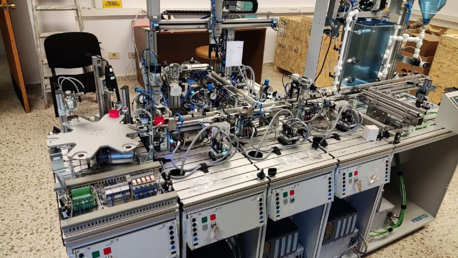 Infraestrutrura tecnolóxica instalada no Laboratorio de Robótica da EPS de Enxeñaría Infraestrutrura tecnolóxica instalada no Laboratorio de Robótica da EPS de Enxeñaría