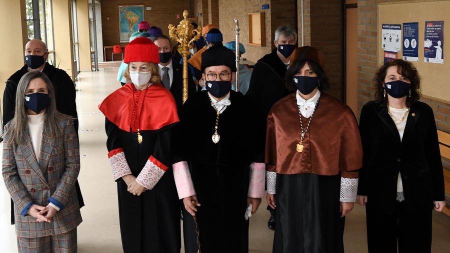 De esquerda a dereita, Cecilia Siera, Paloma Fisac, Antonio López, Montserrat Valcárcel e Dulce García, no acto de San Tomé de Aquino, na Facultade de ADE. Foto: Santi Alvite De esquerda a dereita, Cecilia Siera, Paloma Fisac, Antonio López, Montserrat Valcárcel e Dulce García, no acto de San Tomé de Aquino, na Facultade de ADE. Foto: Santi Alvite