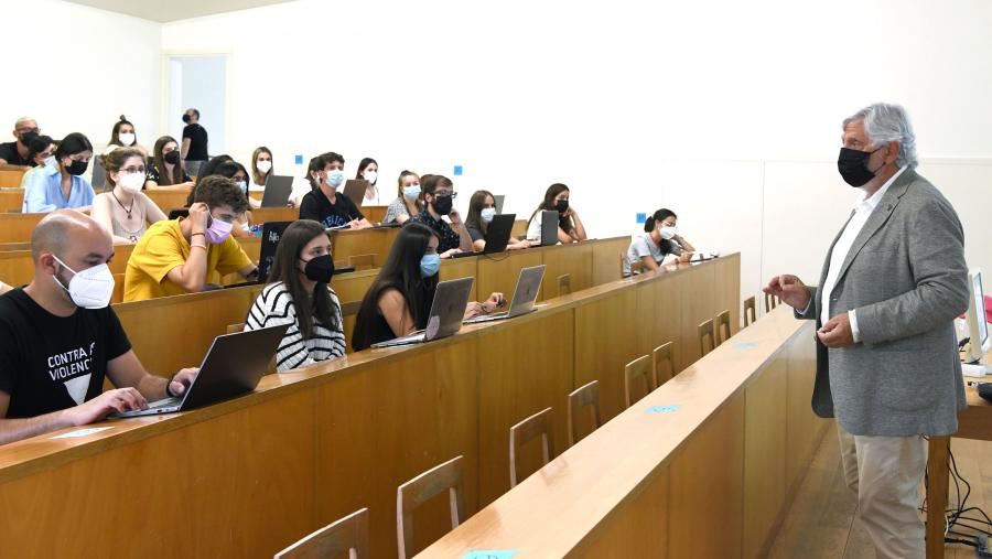 Ciencias da Comunicación é o departamento máis galegófono da USC cun 96,14% de horas docentes en galego. FOTO: Santi Alvite Ciencias da Comunicación é o departamento máis galegófono da USC cun 96,14% de horas docentes en galego. FOTO: Santi Alvite