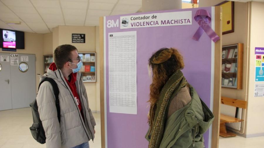 Estudantes observan o contador de violencia machista habilitado na Facultade de Humanidades Estudantes observan o contador de violencia machista habilitado na Facultade de Humanidades