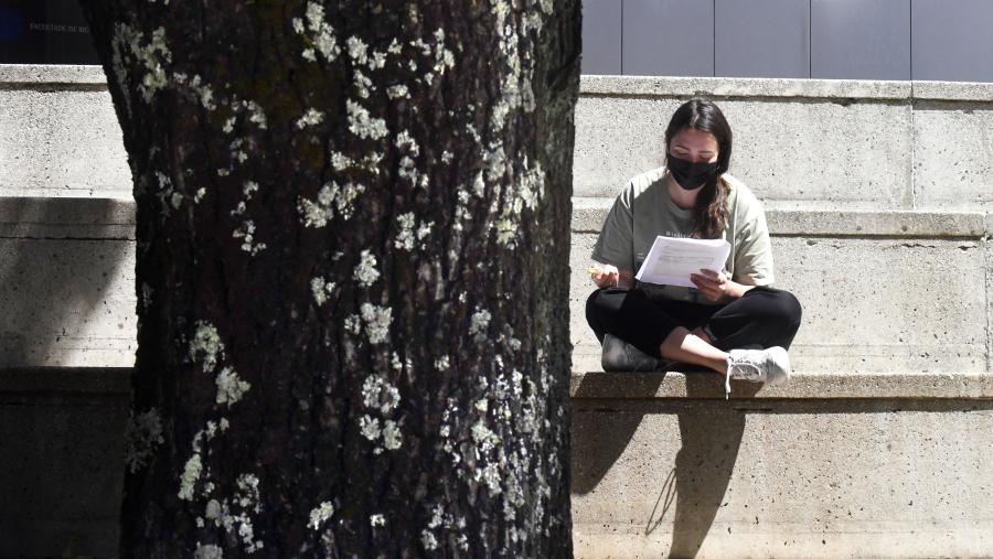 Para facer efectivo o recoñecemento, os e as interesadas deberán tramitar a correspondente solicitude de acordo co procedemento establecido en cada universidade. FOTO: Santi Alvite Para facer efectivo o recoñecemento, os e as interesadas deberán tramitar a correspondente solicitude de acordo co procedemento establecido en cada universidade. FOTO: Santi Alvite