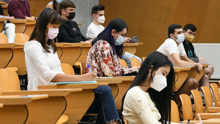 Ao abeiro desta convocatoria, poderán acceder ás ensinanzas oficiais de mestrado da USC para cursar estudos no curso 2022/2023 as persoas tituladas de sistemas educativos alleos ao EEES que teñan un título homologado a un título universitario oficial español ou a outro expedido por unha institución de educación superior pertencente a outro estado membro do EEES. FOTO: Santi Alvite Ao abeiro desta convocatoria, poderán acceder ás ensinanzas oficiais de mestrado da USC para cursar estudos no curso 2022/2023 as persoas tituladas de sistemas educativos alleos ao EEES que teñan un título homologado a un título universitario oficial español ou a outro expedido por unha institución de educación superior pertencente a outro estado membro do EEES. FOTO: Santi Alvite