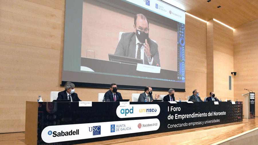 Os reitores da USC, Antonio López; da UVigo, Manuel Reigosa; da UDC, Julio Abalde; da Universidade de Oviedo, Ignacio Villaverde; e da Universidade de León, Juan Francisco García, integraron un debate no que se abordou o presente e futuro da relación Universidade-empresa. FOTO: Santi Alvite Os reitores da USC, Antonio López; da UVigo, Manuel Reigosa; da UDC, Julio Abalde; da Universidade de Oviedo, Ignacio Villaverde; e da Universidade de León, Juan Francisco García, integraron un debate no que se abordou o presente e futuro da relación Universidade-empresa. FOTO: Santi Alvite