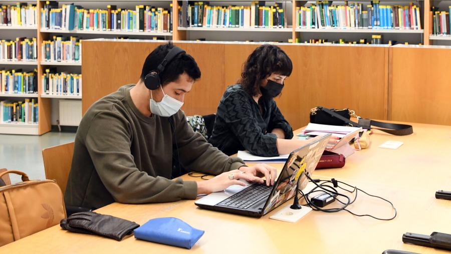 Alumnado preparando un traballo na Biblioteca Intercentros de Lugo. FOTO: Santi Alvite Alumnado preparando un traballo na Biblioteca Intercentros de Lugo. FOTO: Santi Alvite