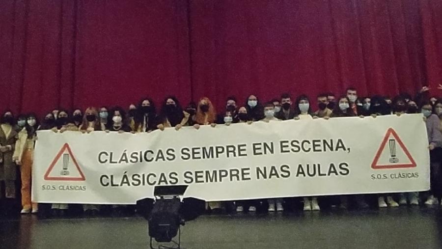 Alumnado da USC cunha pancarta reivindicativa na XXII Mostra de Teatro Clásico de Lugo Alumnado da USC cunha pancarta reivindicativa na XXII Mostra de Teatro Clásico de Lugo