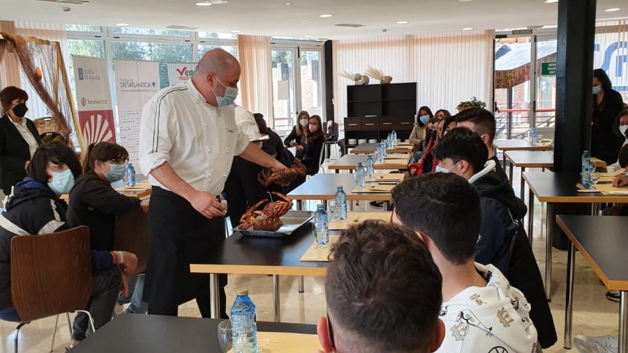 A primeira das visitas correspondeu aos 40 alumnos de 1º de bacharelato do IES Rosalía Mera de A Coruña A primeira das visitas correspondeu aos 40 alumnos de 1º de bacharelato do IES Rosalía Mera de A Coruña