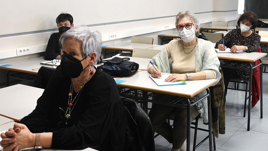 A Universidade, no seu compromiso social, está obrigada a ofrecer a posibilidade de impartir unha "formación permanente" ás persoas maiores que o soliciten. FOTO: Santi Alvite A Universidade, no seu compromiso social, está obrigada a ofrecer a posibilidade de impartir unha "formación permanente" ás persoas maiores que o soliciten. FOTO: Santi Alvite