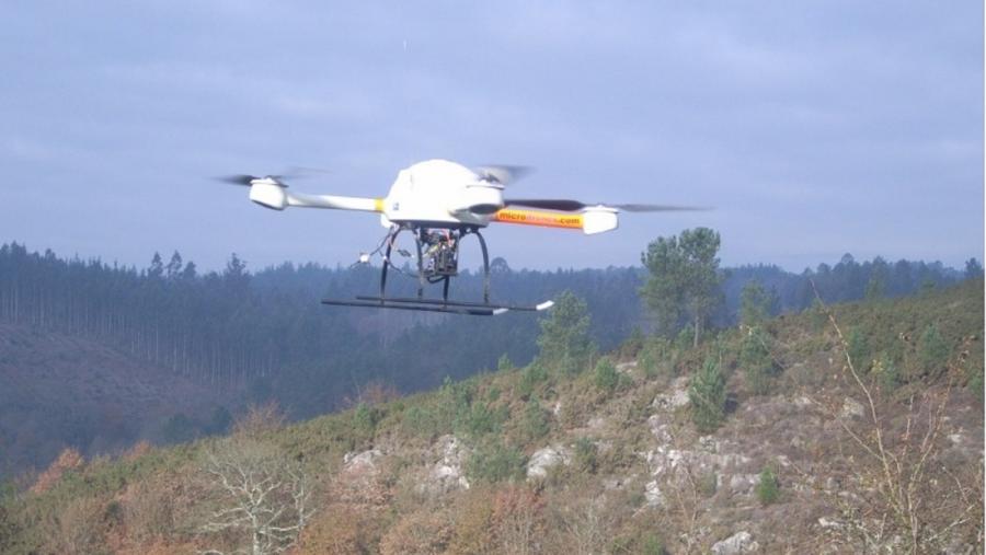 Imaxe dun dron sobre unha zona de montaña Imaxe dun dron sobre unha zona de montaña