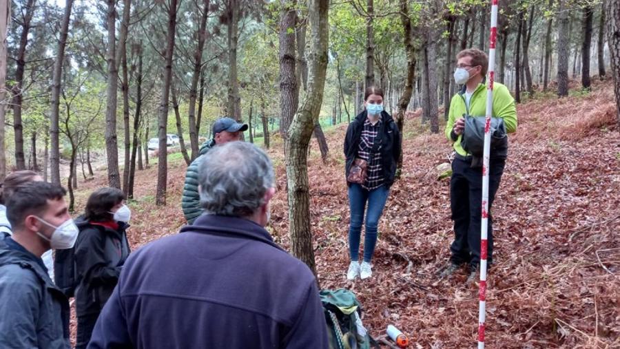 César Pérez Cruzado, á dereita, con outros investigadores, nun monte César Pérez Cruzado, á dereita, con outros investigadores, nun monte