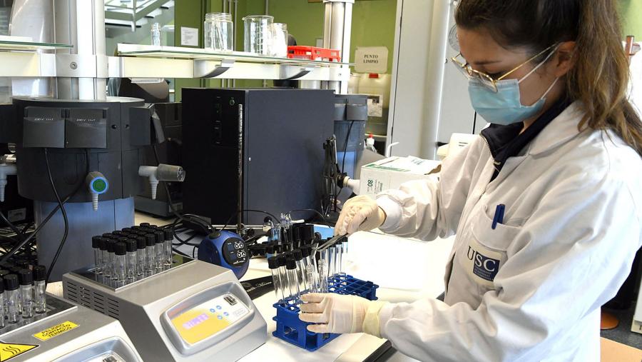 “A USC é un referente no fomento de empresas de base tecnolóxica lideradas por mulleres e procesos de transferencia con perspectiva de xénero co programa Innovatia 8.3”, afirmou no encontro Eva Aguayo. Imaxe de arquivo dunha investigadora nun laboratorio da USC. FOTO: Santi Alvite. “A USC é un referente no fomento de empresas de base tecnolóxica lideradas por mulleres e procesos de transferencia con perspectiva de xénero co programa Innovatia 8.3”, afirmou no encontro Eva Aguayo. Imaxe de arquivo dunha investigadora nun laboratorio da USC. FOTO: Santi Alvite.