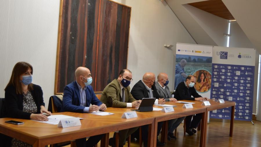O reitor Antonio López, no centro, con representantes das asociacións implicadas no proxecto 'Nó rural' O reitor Antonio López, no centro, con representantes das asociacións implicadas no proxecto 'Nó rural'