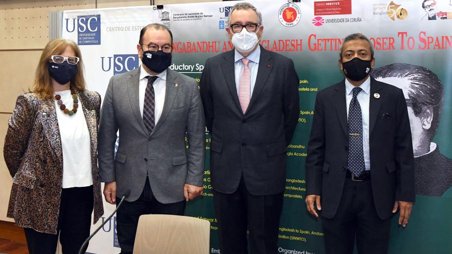 Tras a inauguración protocolaria presidida polo reitor Antonio López, o seminario comezou coa intervención do profesor Syed Anwar Hossain desde Dhaka á que seguiu a presentación do primeiro embaixador de España en Bangladesh, Arturo Pérez Martínez. FOTO: Santi Alvite Tras a inauguración protocolaria presidida polo reitor Antonio López, o seminario comezou coa intervención do profesor Syed Anwar Hossain desde Dhaka á que seguiu a presentación do primeiro embaixador de España en Bangladesh, Arturo Pérez Martínez. FOTO: Santi Alvite