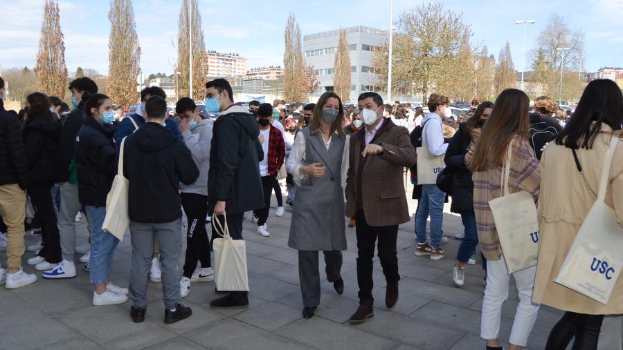 Francisco Fraga e Lara Méndez, entre o estudantado preuniversitario no Campus de Lugo