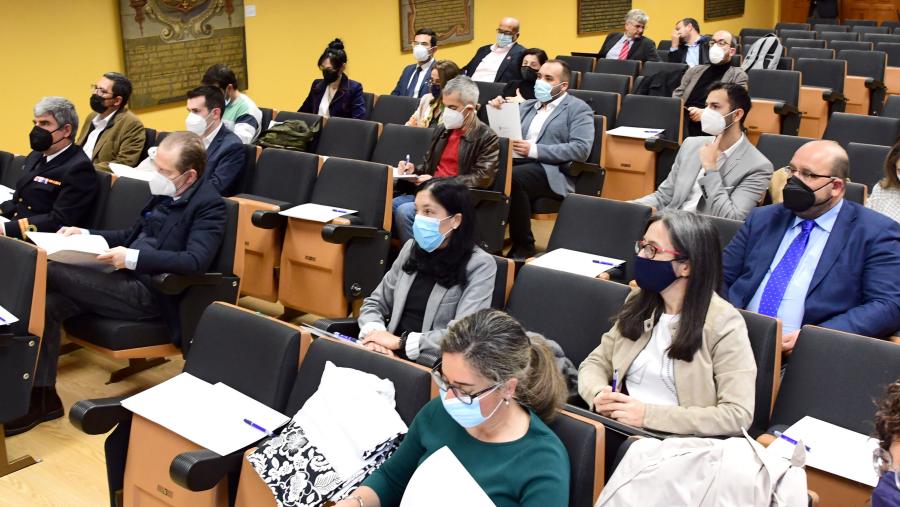 En formato presencial e en liña, o encontro reúne especialistas de vinte universidades de 9 países. Foto: Santi Alvite Público asistente de xeito presencial ao congreso