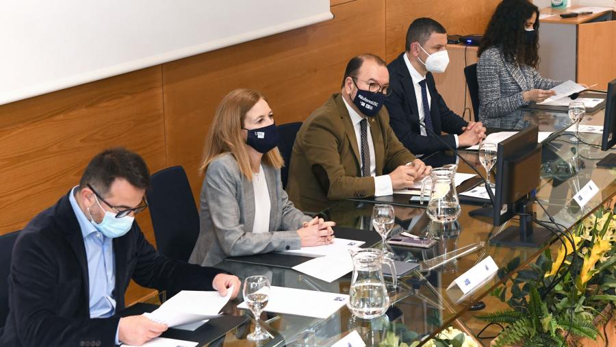 Julia González, segunda pola esquerda, reivindicou medidas contra a brecha de xénero ao igual que o reitor Antonio López. FOTO: Santi Alvite Julia González, segunda pola esquerda, reivindicou medidas contra a brecha de xénero ao igual que o reitor Antonio López. FOTO: Santi Alvite