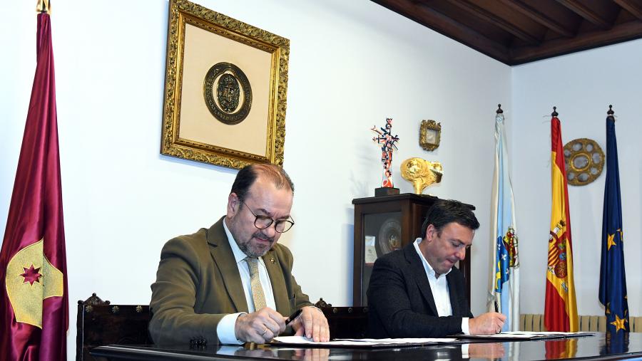 O reitor e o alcalde das Pontes asinaron o acordo. FOTO: Santi Alvite O reitor e o alcalde das Pontes asinaron o acordo. FOTO: Santi Alvite