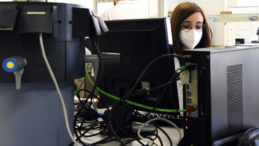 Para a súa primeira edición, a Cátedra de Transición Enerxética Genesal Energy quixo organizar un foro onde as mulleres STEM (acrónimo en inglés de ciencia, tecnoloxía, enxeñería e matemáticas) con liderado e postos de responsabilidade fosen as verdadeiras protagonistas. Imaxe de arquivo dunha clase práctica na USC. FOTO: Santi Alvite Para a súa primeira edición, a Cátedra de Transición Enerxética Genesal Energy quixo organizar un foro onde as mulleres STEM (acrónimo en inglés de ciencia, tecnoloxía, enxeñería e matemáticas) con liderado e postos de responsabilidade fosen as verdadeiras protagonistas. Imaxe de arquivo dunha clase práctica na USC. FOTO: Santi Alvite