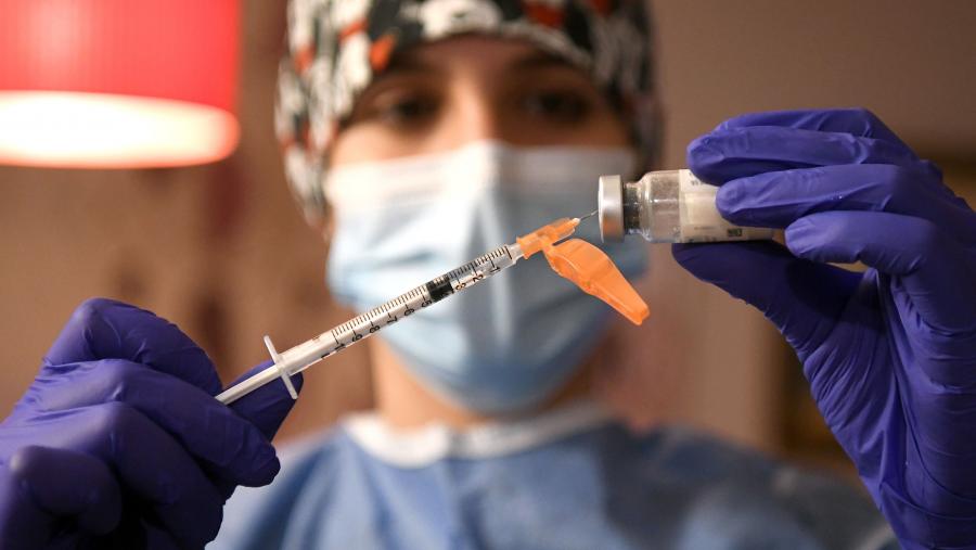 No caso da pandemia por mor da COVID-19, producíronse múltiples estadios con moi distintas situacións a nivel práctico, que variaron dende o confinamento total, o emprego de máscaras en interiores e exteriores, só en interiores, ou vacinación aos distintos grupos de idade, entre outros. FOTO: Santi Alvite No caso da pandemia por mor da COVID-19, producíronse múltiples estadios con moi distintas situacións a nivel práctico, que variaron dende o confinamento total, o emprego de máscaras en interiores e exteriores, só en interiores, ou vacinación aos distintos grupos de idade, entre outros. FOTO: Santi Alvite