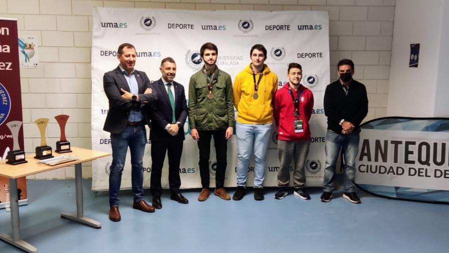 Julio Suárez Gómez (cuarto pola esquerda) é alumno do mestrado universitario en Matemática Industrial da USC Julio Suárez Gómez (cuarto pola esquerda) é alumno do mestrado universitario en Matemática Industrial da USC