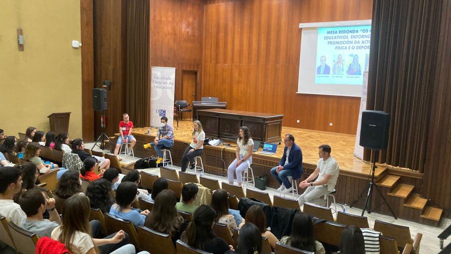 Vista da mesa redonda celebrada en Ciencias da Educación